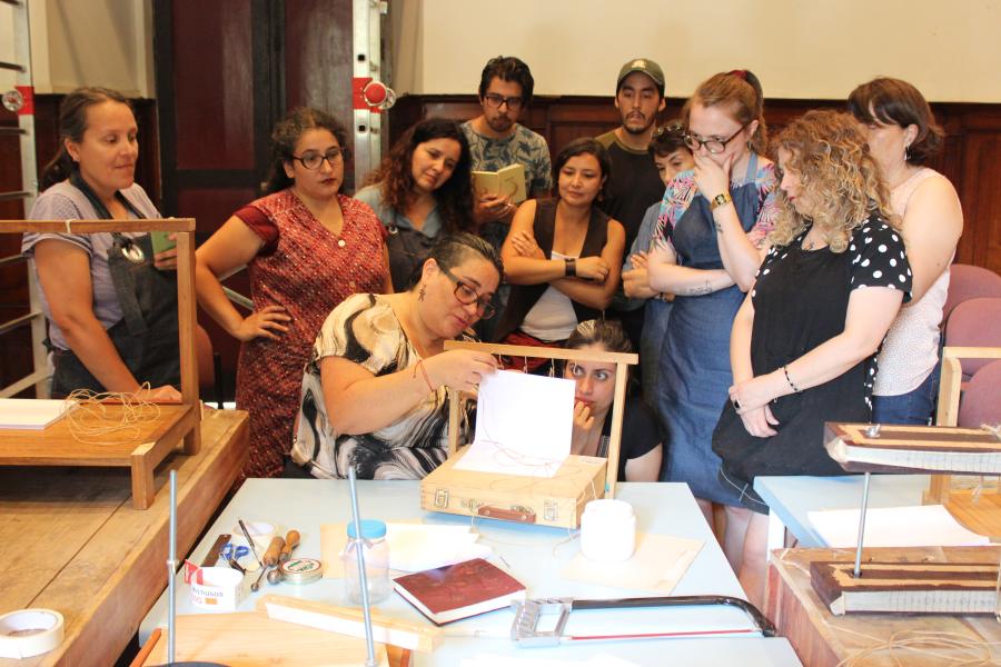 Talleristas durante una clase