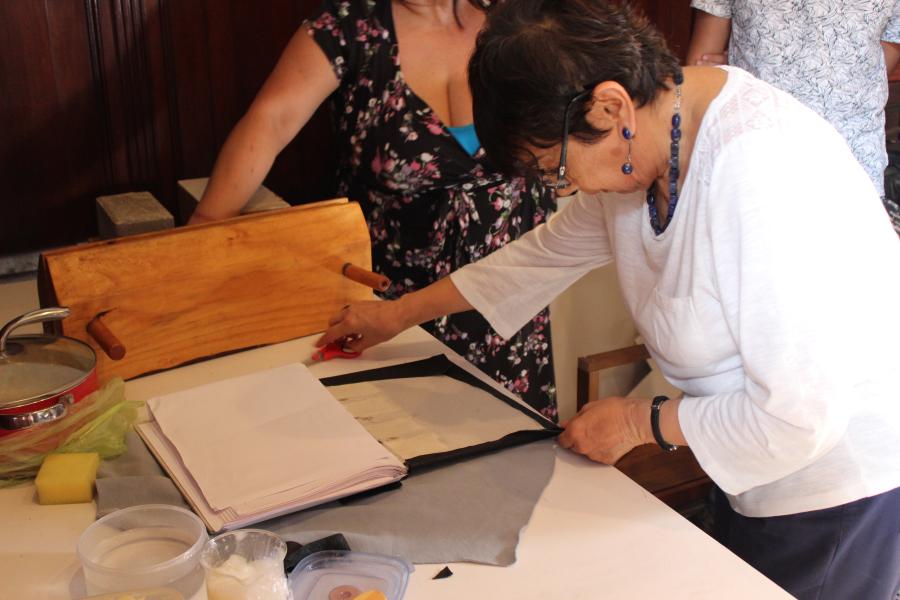 Tallerista generando una encuadernación