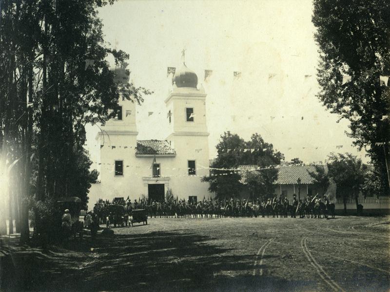 Esperando la llegada del Señor Arzobispo
