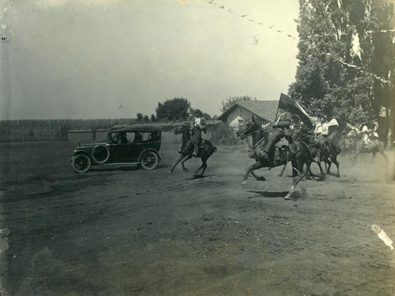 Entra en la plazuela escoltado por los huasos