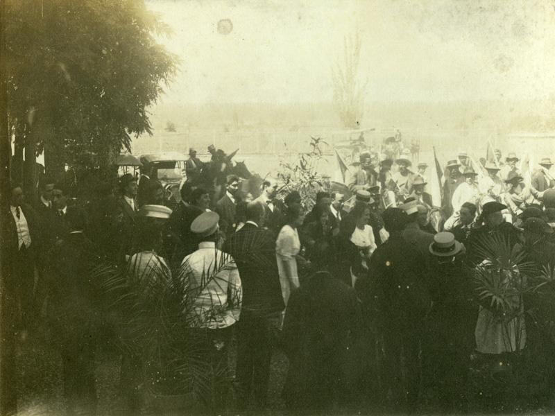 Saluda al pueblo al llegar