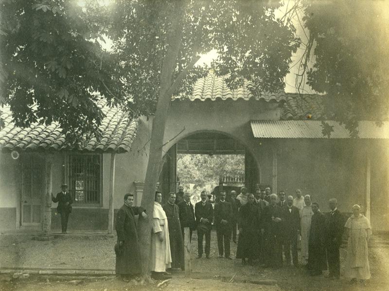 En la entrada del patio