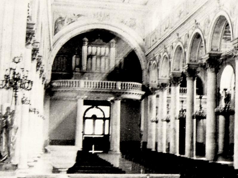 Órgano en el interior de la iglesia