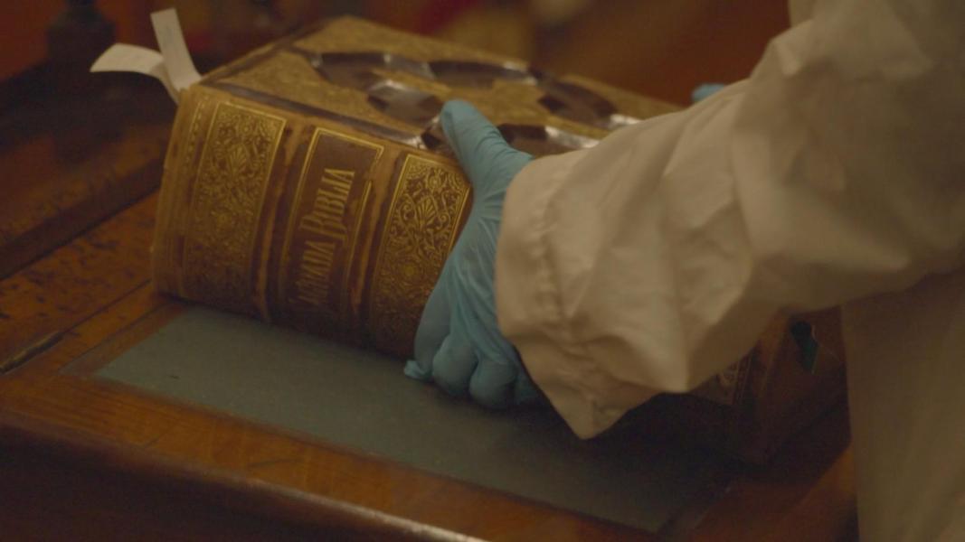 Libro que imita la encuadernación de altar. Fotografía de Felipe Neira